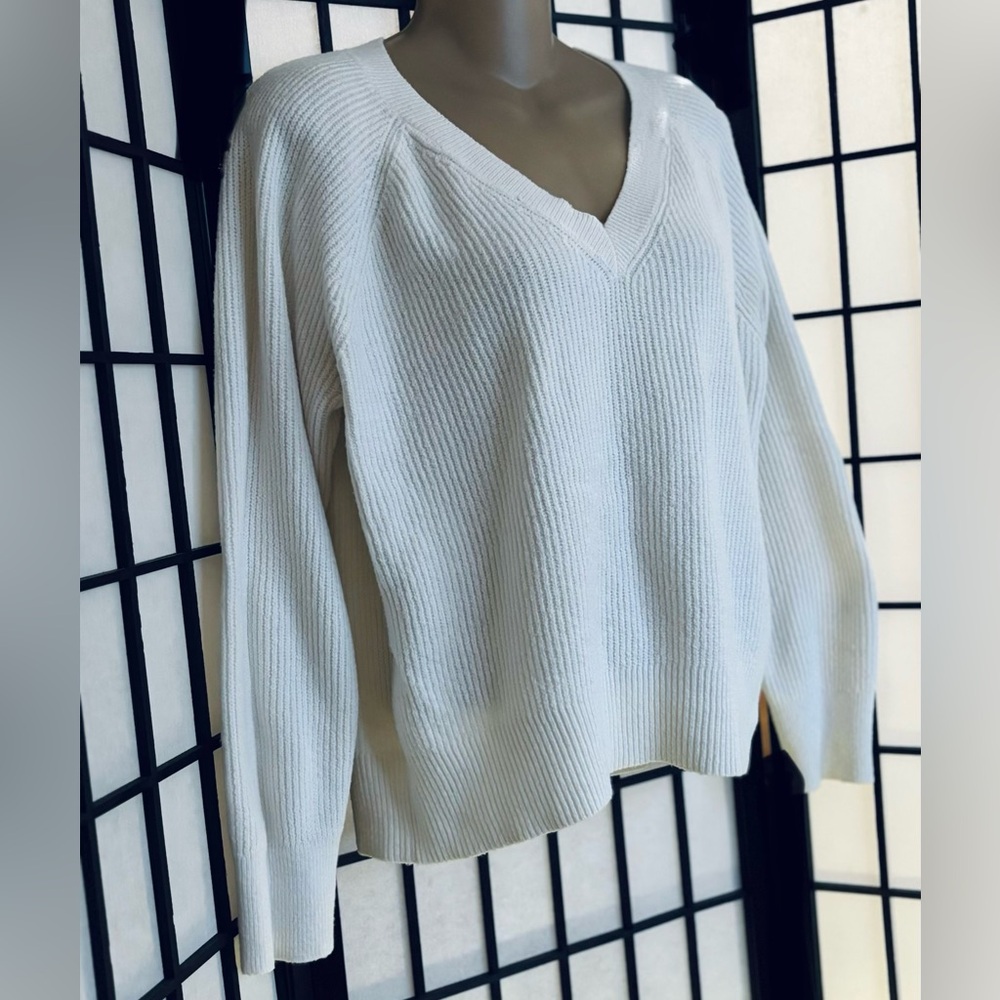 OLD NAVY Ribbed Knit V Neck Long Sleeve Sweater.
Size Sm | Beige/Winter White |